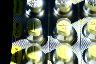 Oxandrolona y antiinflamatorios: riesgos combinados